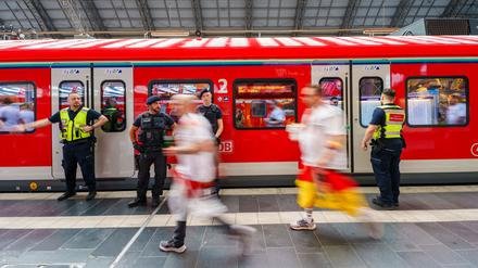 Pannen, überfüllte Bahnsteige und viele Verspätungen: Die Kritik an der Deutschen Bahn während der EM ist deutlich.