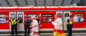 Pannen, überfüllte Bahnsteige und viele Verspätungen: Die Kritik an der Deutschen Bahn während der EM ist deutlich.
