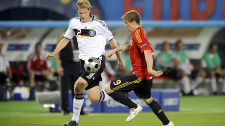 Marcell Jansen (links) im Duell mit Fernando Torres, der das EM-Finale 2008 in Wien mit seinem Tor zum 1:0 zugunsten der Spanier entschied.