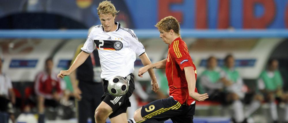 Marcell Jansen (links) im Duell mit Fernando Torres, der das EM-Finale 2008 in Wien mit seinem Tor zum 1:0 zugunsten der Spanier entschied.