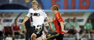 Marcell Jansen (links) im Duell mit Fernando Torres, der das EM-Finale 2008 in Wien mit seinem Tor zum 1:0 zugunsten der Spanier entschied.