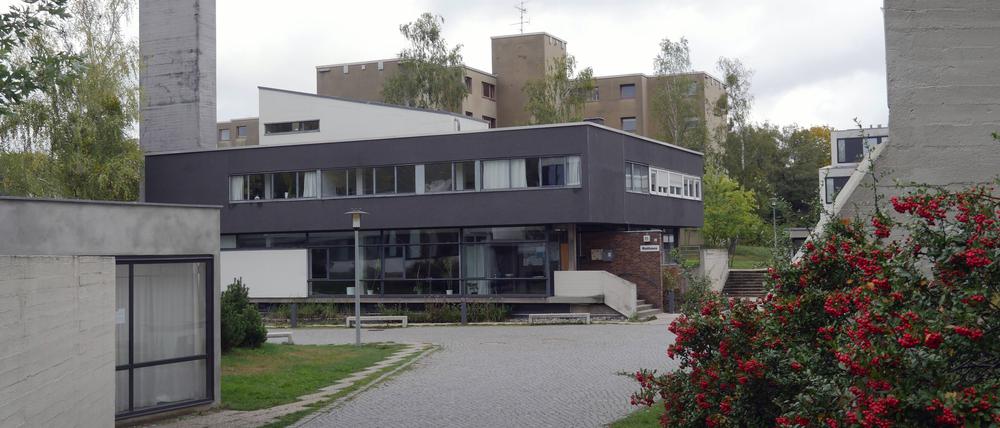Das Verwaltungsgebäude im Studentendorf Schlachtensee: Rechts davon liegt das Gemeinschaftshaus H14.