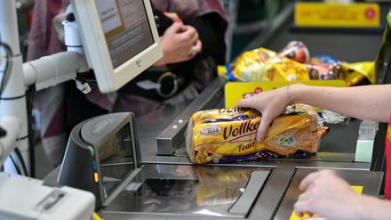 ARCHIV - 18.09.2019, Berlin: Eine Kassiererin an der Kasse beim Netto Marken-Discount. (zu dpa: «Beschäftigte im Einzelhandel bekommen mehr Geld») Foto: Jens Kalaene/dpa-Zentralbild/dpa +++ dpa-Bildfunk +++