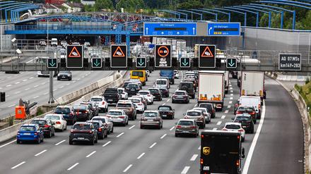 Stau auf der A7 vor dem Elbtunnel.