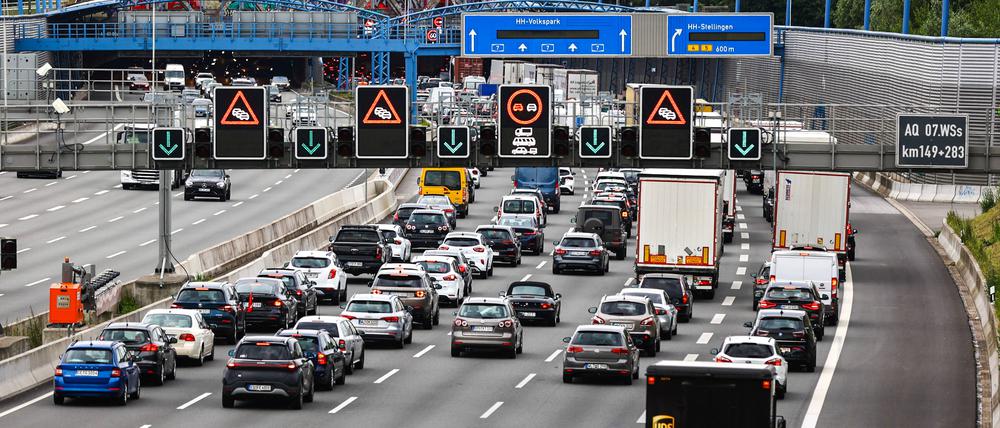 Stau auf der A7 vor dem Elbtunnel.