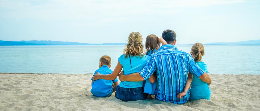 Familie am Strand. In Patchwork-Konstellationen haben es alle Beteiligten manchmal schwer.