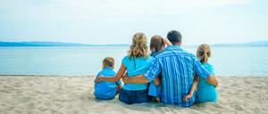 Familie am Strand. In Patchwork-Konstellationen haben es alle Beteiligten manchmal schwer.
