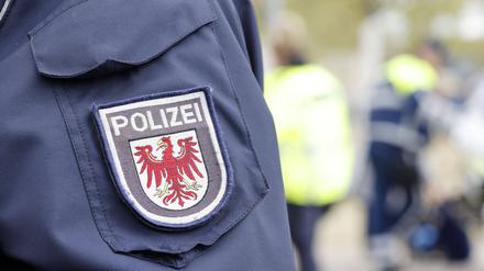 Wappen der Polizei Brandenburg an der Polizeiuniform. Symbolfoto.