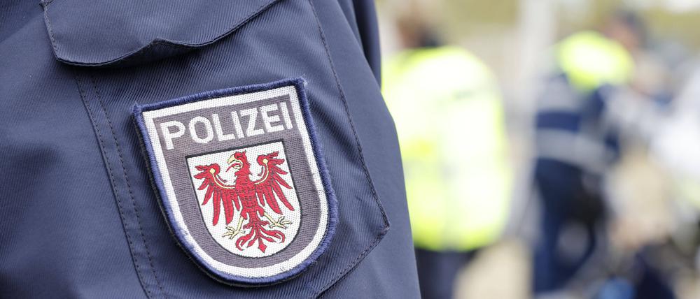Wappen der Polizei Brandenburg an der Polizeiuniform. Symbolfoto.