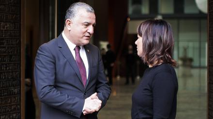 Der türkische Botschafter Ahmet Basar Sen im Gerspräch mit Bundesaußenministerin Annalena Baerbock.