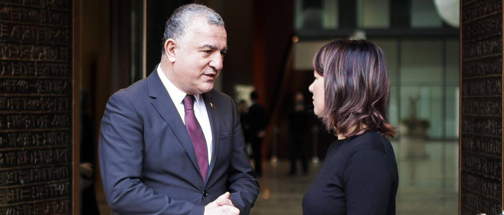 Der türkische Botschafter Ahmet Basar Sen im Gerspräch mit Bundesaußenministerin Annalena Baerbock.
