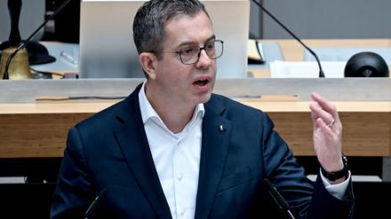 Finanzsenator Stefan Evers (CDU) weist Kritik aus der Opposition an der schwarz-roten Haushaltspolitik zurück.