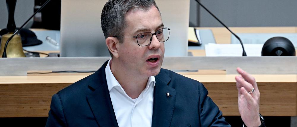 Finanzsenator Stefan Evers (CDU) weist Kritik aus der Opposition an der schwarz-roten Haushaltspolitik zurück.