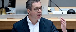 Finanzsenator Stefan Evers (CDU) weist Kritik aus der Opposition an der schwarz-roten Haushaltspolitik zurück.