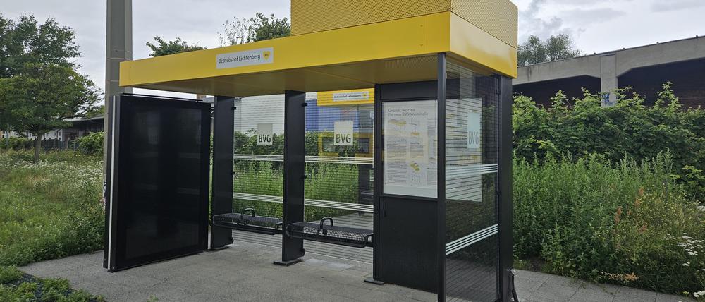 Prototypen der neuen BVG-Wartehalle Betriebshof Lichtenberg
