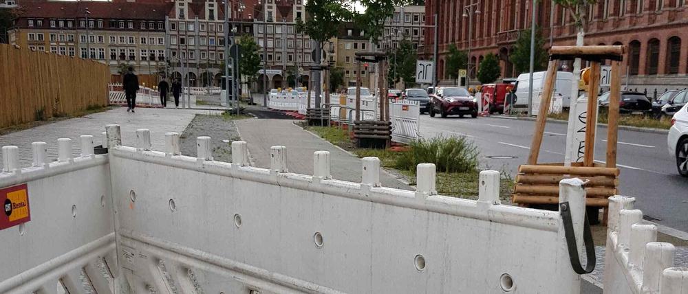 An der Grunerstraße wird eine Gedenkstätte für Berliner Verkehrsopfer errichtet. Die Stele entsteht nahe dem Ort, wo 2018 Fabien Martini starb.