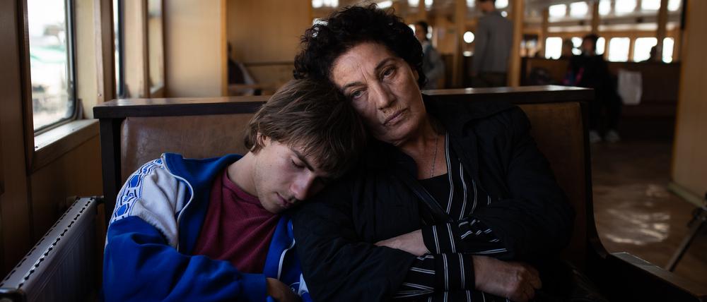 Lucas Kankava und Mzia Arabuli in „Crossing – Auf der Suche nach Tekla“.