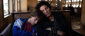 Lucas Kankava und Mzia Arabuli in „Crossing – Auf der Suche nach Tekla“.