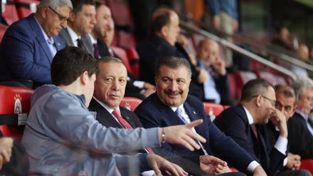 Recep Tayyip Erdoğan (in der Mitte) schaut im Jahr 2022 in Istanbul ein Fußballspiel.