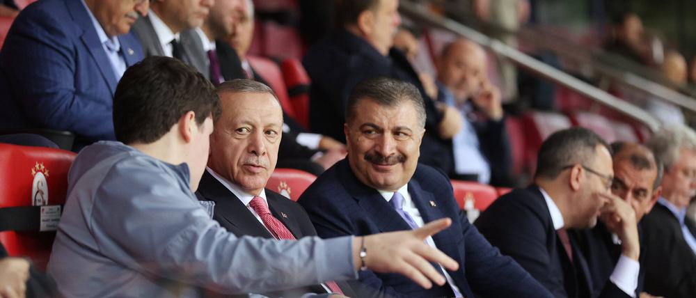 Recep Tayyip Erdoğan (in der Mitte) schaut im Jahr 2022 in Istanbul ein Fußballspiel.