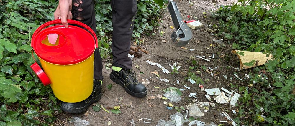 Im Körnerkiez sind viele Büsche voller Drogenutensilien und anderem Müll. 