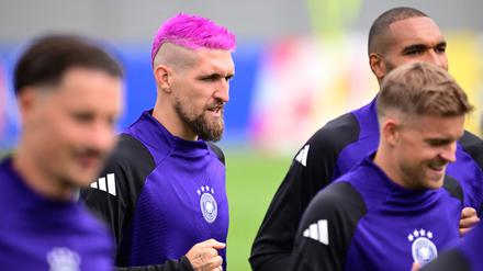 Robert Andrich überraschte mit pink gefärbten Haaren beim Abschlusstraining.