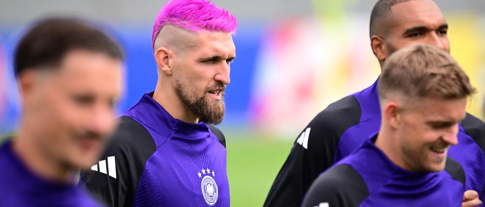 Robert Andrich überraschte mit pink gefärbten Haaren beim Abschlusstraining.