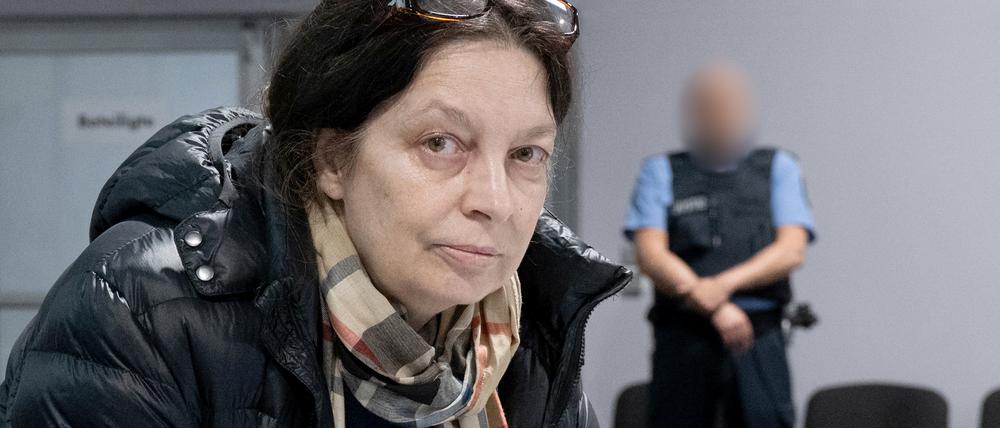Die Angeklagte Birgit Malsack-Winkemann nimmt am Zeugentisch Platz.