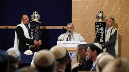 Evgeni Kutikow, Vorsitzender der Jüdischen Gemeinde Stadt Potsdam, (r.) und Ud Joffe, Vorsitzender der Synagogengemeinde Potsdam, halten bei der Einweihung eine Thorarolle.