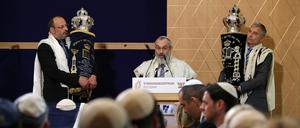 Evgeni Kutikow, Vorsitzender der Jüdischen Gemeinde Stadt Potsdam, (r.) und Ud Joffe, Vorsitzender der Synagogengemeinde Potsdam, halten bei der Einweihung eine Thorarolle.