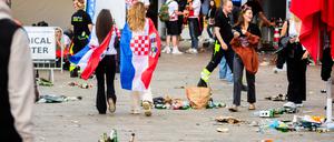 Der mit Müll bedeckte Breitscheidplatz vor dem Gruppenspiel Spanien gegen Kroatien.