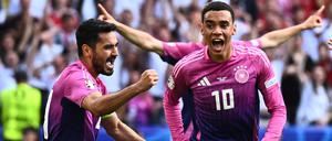 Deutschlands Jamal Musiala (r) feiert neben Vorbereiter Ilkay Gündogan (l) sein Tor zum 1:0 im Spiel gegen Ungarn (Archivbild vom 19.06.2024).