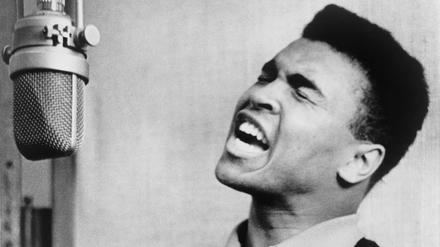 Die Lippe von Louisville. Muhammad Ali, damals noch Cassius Clay, bei den Aufnahmen zu seinem Album „I Am The Greatest“ im Jahr 1963. 