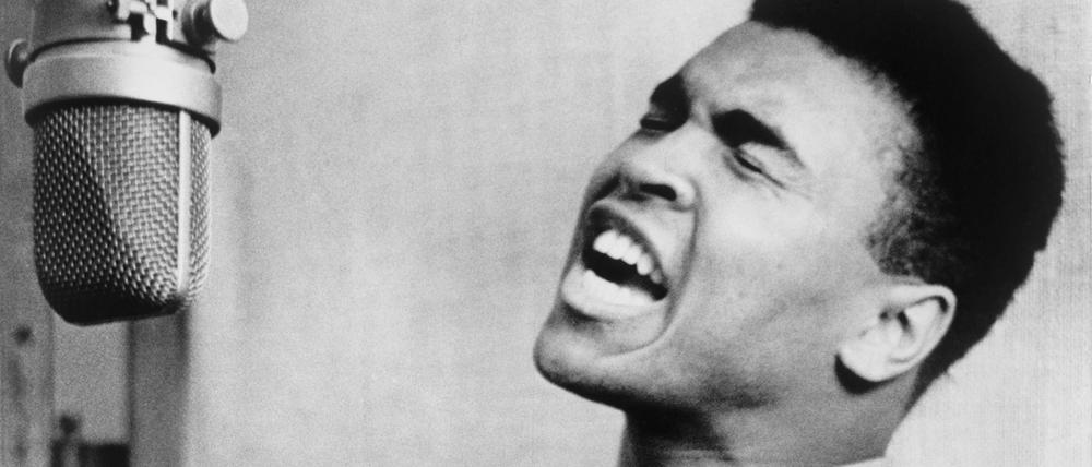 Die Lippe von Louisville. Muhammad Ali, damals noch Cassius Clay, bei den Aufnahmen zu seinem Album „I Am The Greatest“ im Jahr 1963.