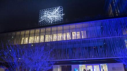 Das MDC in Berlin-Mitte bei Nacht.