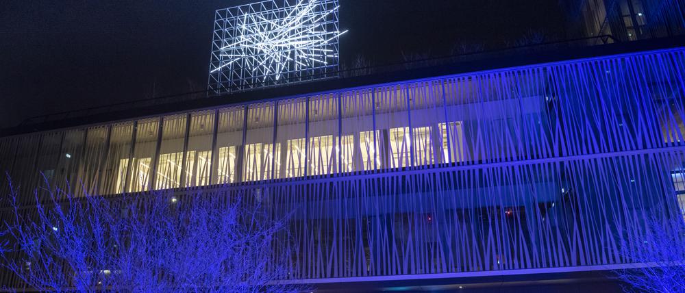 Das MDC in Berlin-Mitte bei Nacht.