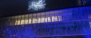 Das MDC in Berlin-Mitte bei Nacht.