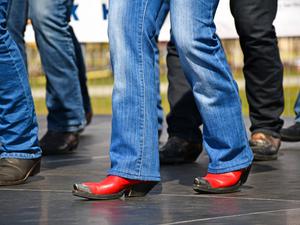 Jeans und Stiefel werden traditionell beim Line Dance getragen.