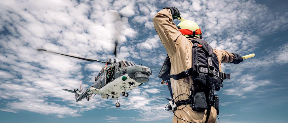 Der Flight Deck Officer weist die Crew des Bordhubschraubers „Sea Lynx“ beim Start vom Flugdeck der Fregatte „Baden-Württemberg“ ein.