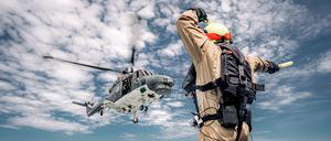 Der Flight Deck Officer weist die Crew des Bordhubschraubers „Sea Lynx“ beim Start vom Flugdeck der Fregatte „Baden-Württemberg“ ein.