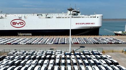 Aus China verschiffte E-Autos von BYD werden mit vorläufigen Strafzöllen belegt. 