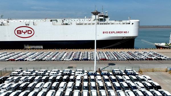 BYD lässt mittlerweile Tesla bei den Verkaufszahlen hinter sich.