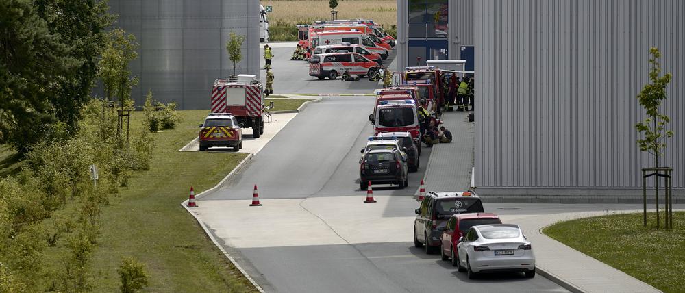 Wegen eines Gasaustritts in einer Halle in Rangsdorf rückten Einsatzkräfte der Feuerwehr aus. 25 Menschen klagten über Atembeschwerden.