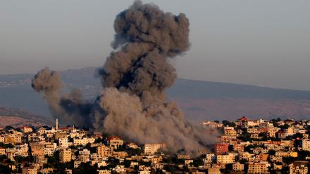 Rauchwolken über einem Dorf im Libanon nach einem israelischen Angriff.
