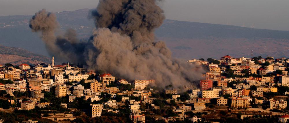 Rauchwolken über einem Dorf im Libanon nach einem israelischen Angriff.