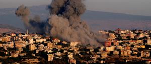 Rauchwolken über einem Dorf im Libanon nach einem israelischen Angriff.