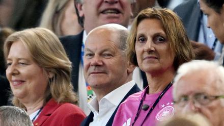 Bärbel Bas (SPD, l), Bundestagspräsidentin, steht neben Bundeskanzler Olaf Scholz (SPD, M) und dessen Ehefrau Britta Ernst (r) auf der Tribüne (Archivbild).