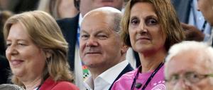 Bärbel Bas (SPD, l), Bundestagspräsidentin, steht neben Bundeskanzler Olaf Scholz (SPD, M) und dessen Ehefrau Britta Ernst (r) auf der Tribüne (Archivbild).