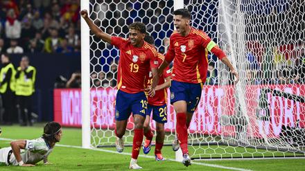 Und am Ende jubeln die Spanier. Bisher hat das Team alle Spiele bei der EM gewonnen.