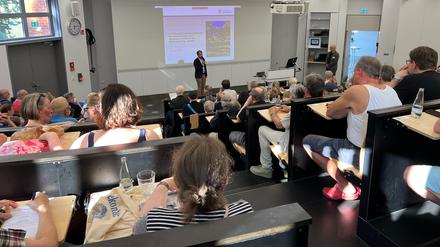 Die BImA lud die Bürger zur Infoveranstaltung über das Neubauvorhaben in Düppel-Süd: Über 150 Menschen kamen in den Hörsaal der Pferde-Klinik der Freien Universität.